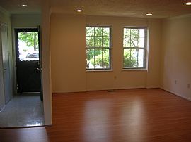 Newly renovated 3Bed, 3.5Bath Townhouse in Rockville, MD (Photo 3 of 6)