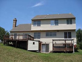 5 bedrooms + a den-Spacious 3 level SFH in Herndon, VA (Photo 2 of 5)