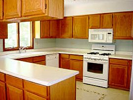 Four Bedroom Colonial in Geneva, IL (Photo 4 of 6)