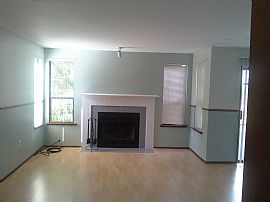 Bright end unit townhome w/ garage, fp in Kent, WA