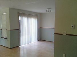 Bright end unit townhome w/ garage, fp in Kent, WA (Photo 2 of 3)