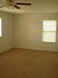 Beautiful End Unit TH avail. immed. in Dale City, VA (Photo 3 of 4)