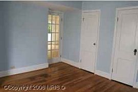 4 bedroom - walk to East FC Metro in Arlington, VA (Photo 3 of 4)