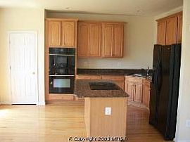 Almost New End Unit Townhouse  in Woodbridge, VA (Photo 2 of 5)