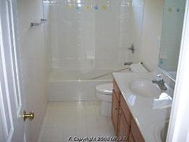 Almost New End Unit Townhouse  in Woodbridge, VA (Photo 4 of 5)