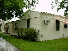 Large 2/1 East Hollywood (east of Us1), Triplex House, Aventura in Hollywood, FL