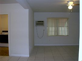 Large 2/1 East Hollywood (east of Us1), Triplex House, Aventura in Hollywood, FL (Photo 3 of 6)