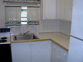 Large 2/1 East Hollywood (east of Us1), Triplex House, Aventura in Hollywood, FL (Photo 4 of 6)