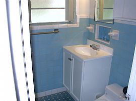 Large 2/1 East Hollywood (east of Us1), Triplex House, Aventura in Hollywood, FL (Photo 5 of 6)