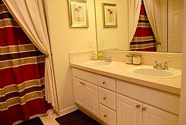 Beautiful 3BD/2BA Condo w/ Garage in Bothell, WA (Photo 5 of 5)