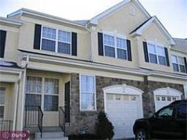 Luxurious 3 br/ 2.5 bath Townhouse with car garage in Newtown Square, PA (Photo 5 of 5)