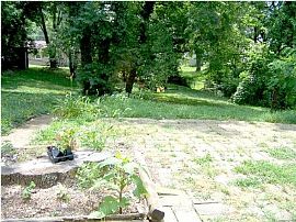 2 BEDROOM/ 2 BATH HUGE BACKYARD in Louisville, KY (Photo 5 of 6)