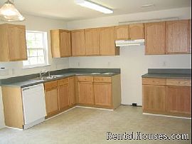 Four Bedrooms in Great Neighborhood  in Charlotte, NC (Photo 4 of 5)