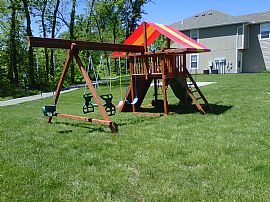 Bright and Spacious Townhomes in Blue Springs, MO (Photo 6 of 6)