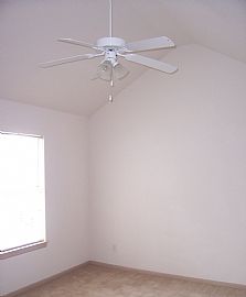 Bright and Spacious Townhomes in Blue Springs, MO (Photo 4 of 6)