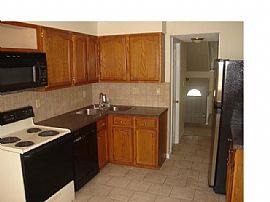 Spacious 3 bed, 2.5 bath West County Tow in Ellisville, MO