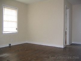 Duplex close to uptown and bus route!  in Charlotte, NC (Photo 2 of 4)