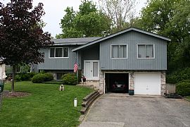 A beauriful family home in Oakwood Hills, IL