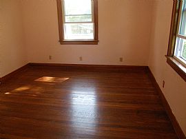 Quiet,Comfy Apt.Ideal 4 Commuter/Shopper in Ansonia, CT (Photo 2 of 6)
