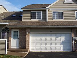 Spacious 2+ BR townhome w/loft located m in Fridley, MN