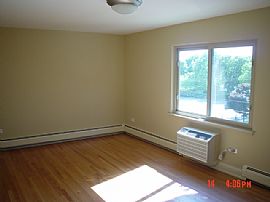 2 BEDRM, 2 BATH IN DWNTWN AH in Arlington Heights, IL (Photo 6 of 6)