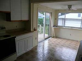 Three bedroom bungelow in Lincoln Park, MI (Photo 2 of 3)