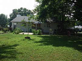 Adorable House, NEW FLOORING, HUGE YARD in Louisville, KY (Photo 2 of 6)