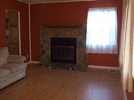 Adorable House, NEW FLOORING, HUGE YARD in Louisville, KY (Photo 3 of 6)