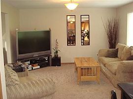 Beautiful Home in Desired Neighborhood in Longview, WA (Photo 3 of 6)