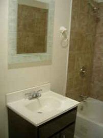 Spacious 3 bedroom 2 bath apartment in Chicago, IL (Photo 2 of 4)