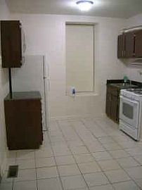 Spacious 3 bedroom 2 bath apartment in Chicago, IL (Photo 3 of 4)