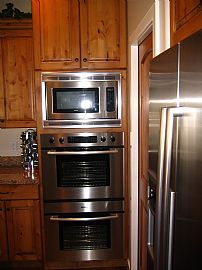 The custom NEW 2007 built home offers 4  in Draper, UT (Photo 3 of 6)