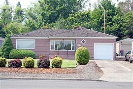 Great home across from Hedrick Jr High!! in Medford, OR