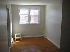 Comfortable 3BR Single Family Home in Lawndale, PA (Photo 2 of 4)