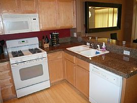 Spacious contemporary Townhouse  in Beaverton, OR (Photo 3 of 4)