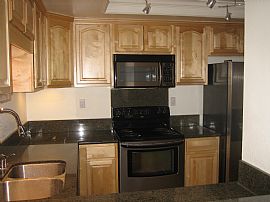 Huge 914 sq ft 1BD/2BA Luxury Townhome in San Diego, CA (Photo 6 of 6)