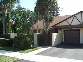 Attractive & Spacious Townhome in Delray Beach, FL