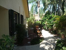 Attractive & Spacious Townhome in Delray Beach, FL (Photo 3 of 3)