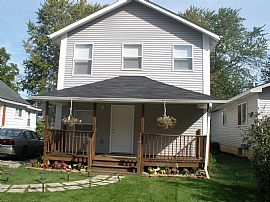 Lovely home with Lake Privileges in Keego Harbor, MI