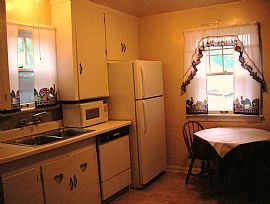 Spacious Clean Westpark Bungalow in Cleveland, OH (Photo 2 of 6)