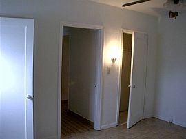 Spacious 2/1 EAST of US1, triplex house in Hollywood, FL (Photo 2 of 4)