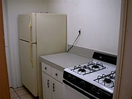 Spacious 2/1 EAST of US1, triplex house in Hollywood, FL (Photo 3 of 4)