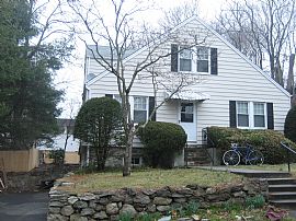 An exquisite picturesque 2nd floor APT in Stamford, CT