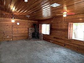 This is a charming 3 bedroom 2 bath hous in Fillmore, CA (Photo 4 of 6)