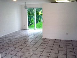 Fantastic Townhome in Great Community in Pembroke Pines, FL (Photo 4 of 5)