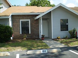 ONE STORY VILLA WITH BACKYARD/POOL in Sanford, FL