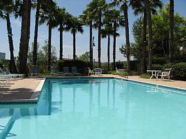 3br tri-level townhome in Wateridge in San Diego, CA (Photo 3 of 4)