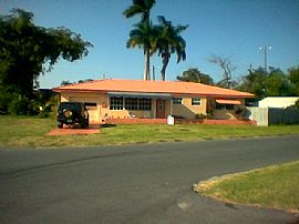House w/pool, fenced yard, boy toy room in Dania Beach, FL