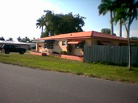 House w/pool, fenced yard, boy toy room in Dania Beach, FL (Photo 2 of 6)