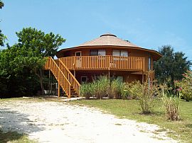 Wow Factor home. Round. Upstairs apt.  in Nokomis, FL